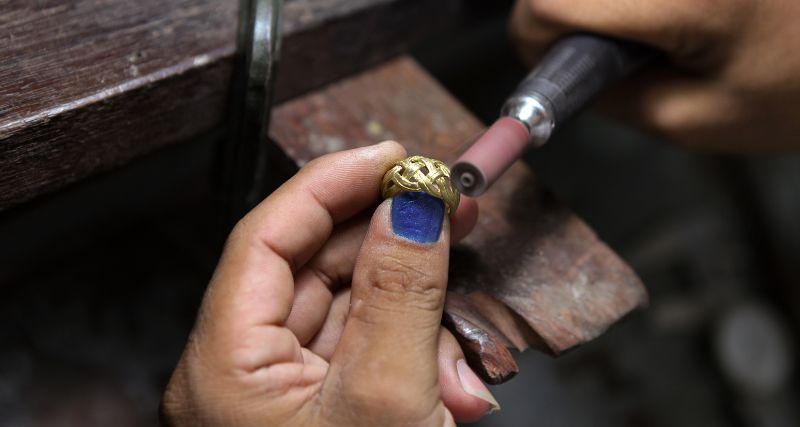 Cómo se fabrican los anillos de oro: Proceso de fabricación artesanal