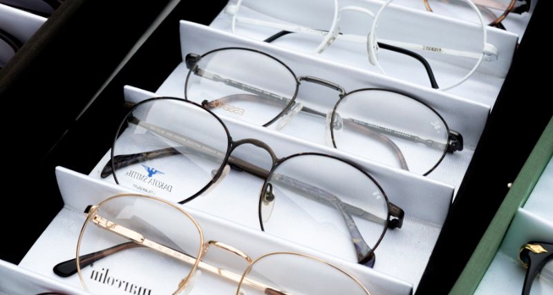 Cómo se fabrican las gafas - El paso a paso del proceso industrial 