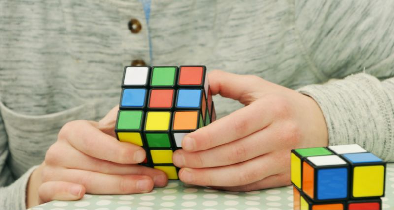 Cómo se fabrica un cubo de Rubik