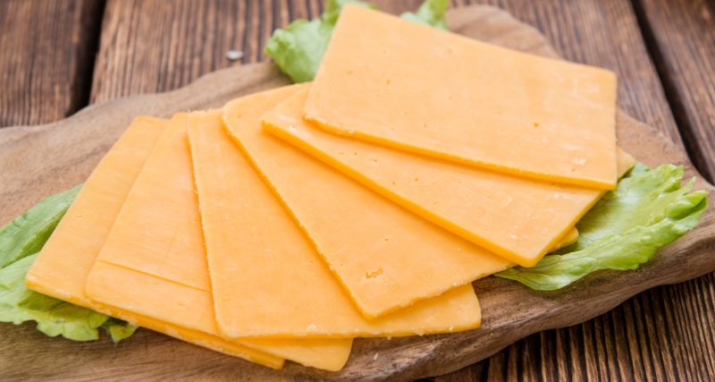 Cómo se elabora el queso cheddar: proceso y pasos clave