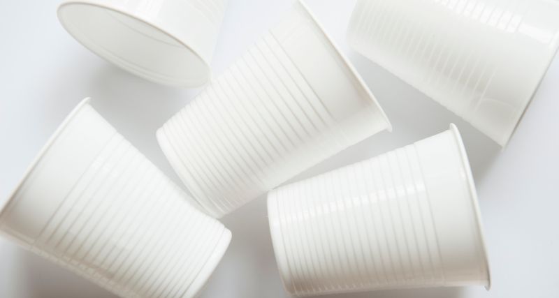 Cómo se fabrican los vasos de plástico